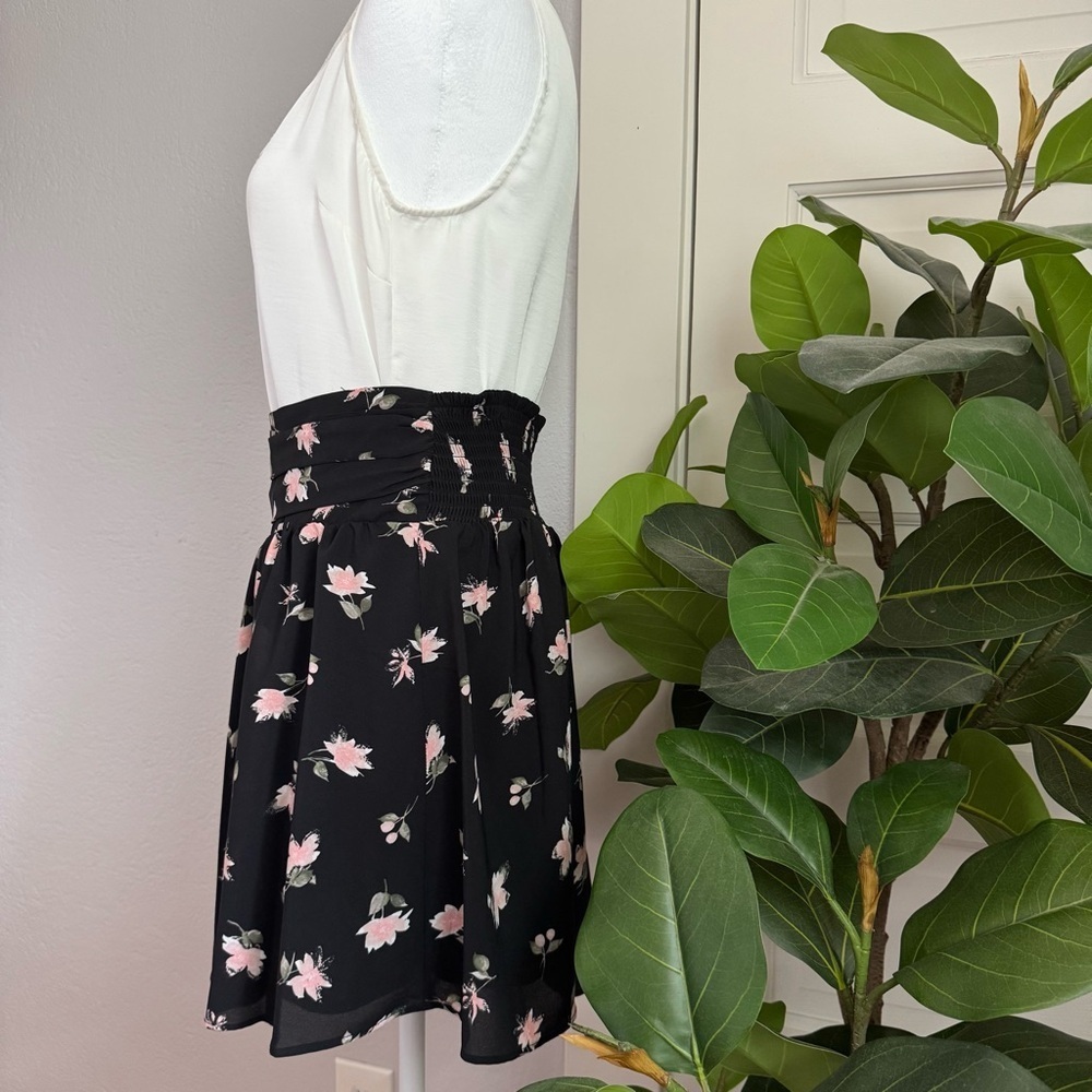 New York & Company Midnight Bloom Smocked Floral Mini Skirt Black XS NWOT - Picture 5 of 8